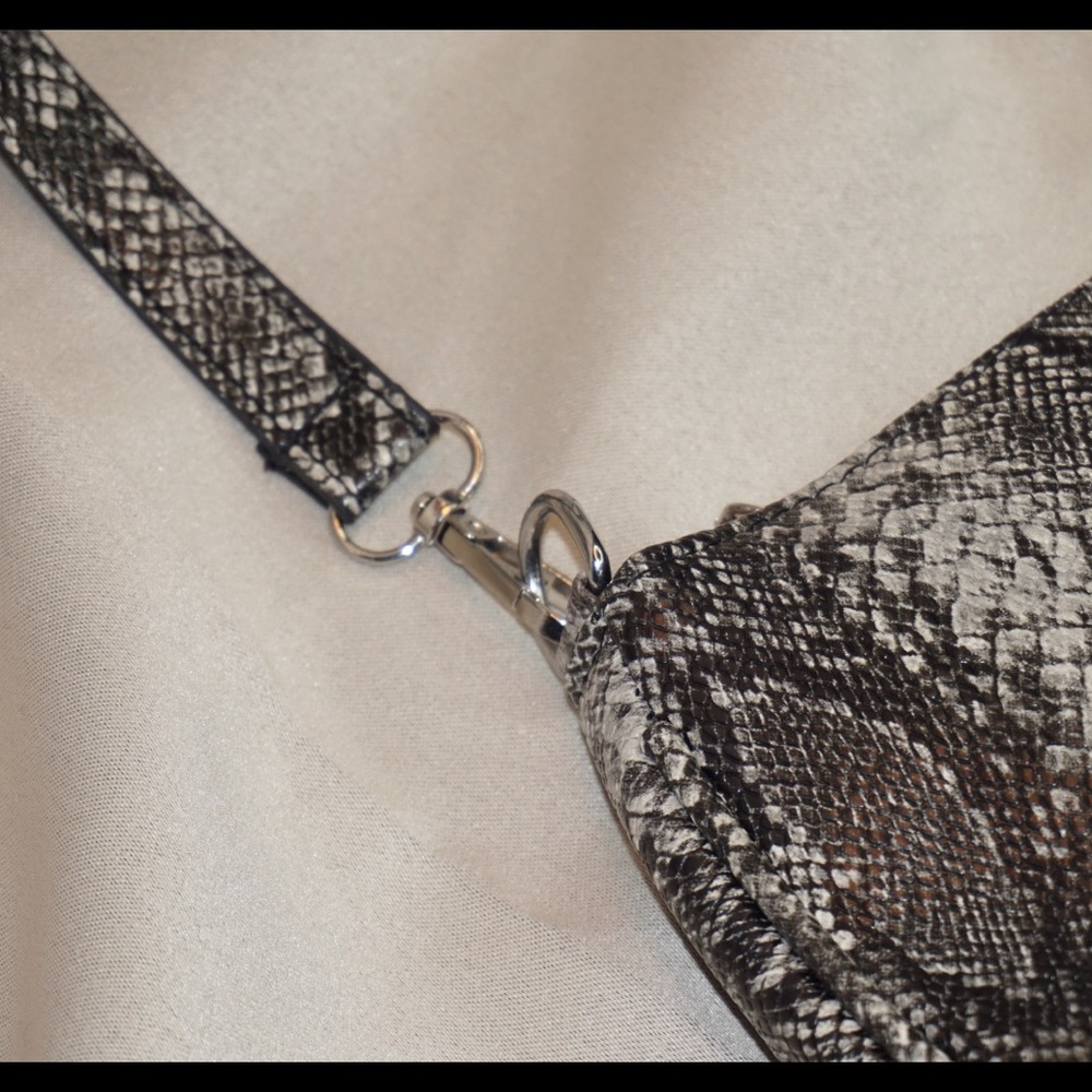 SALE! BLACK/GREY TEXTURED FAUX SNAKESKIN HANDBAG - Picture 4 of 5